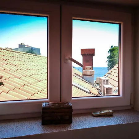 Munroe Apartment *